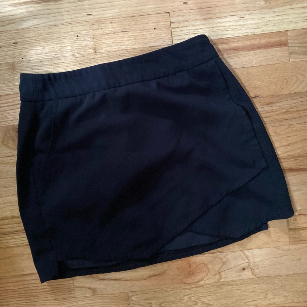 Cute black envelope skirt!